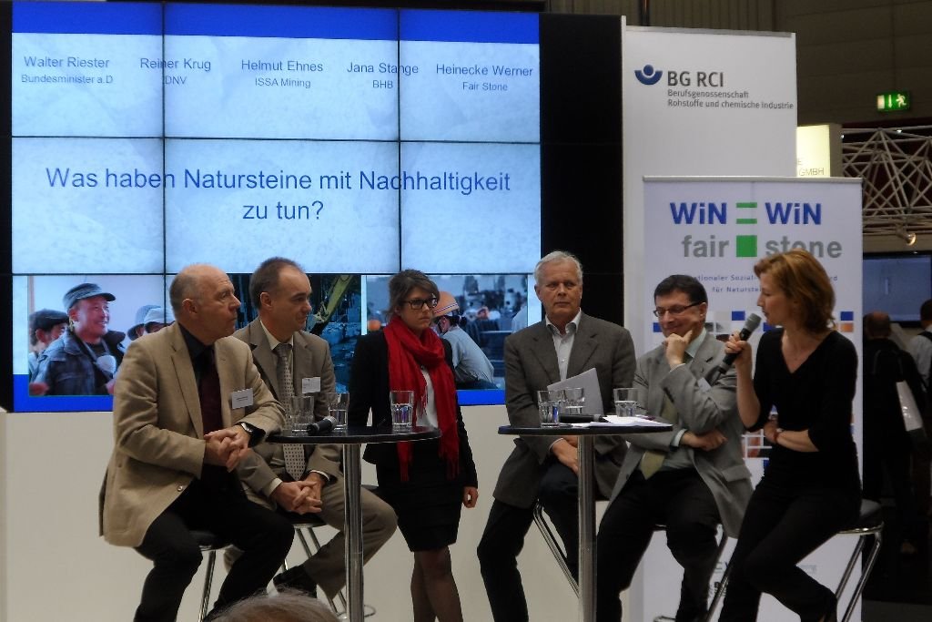 All panel participants and presenter Gudrun Loeb